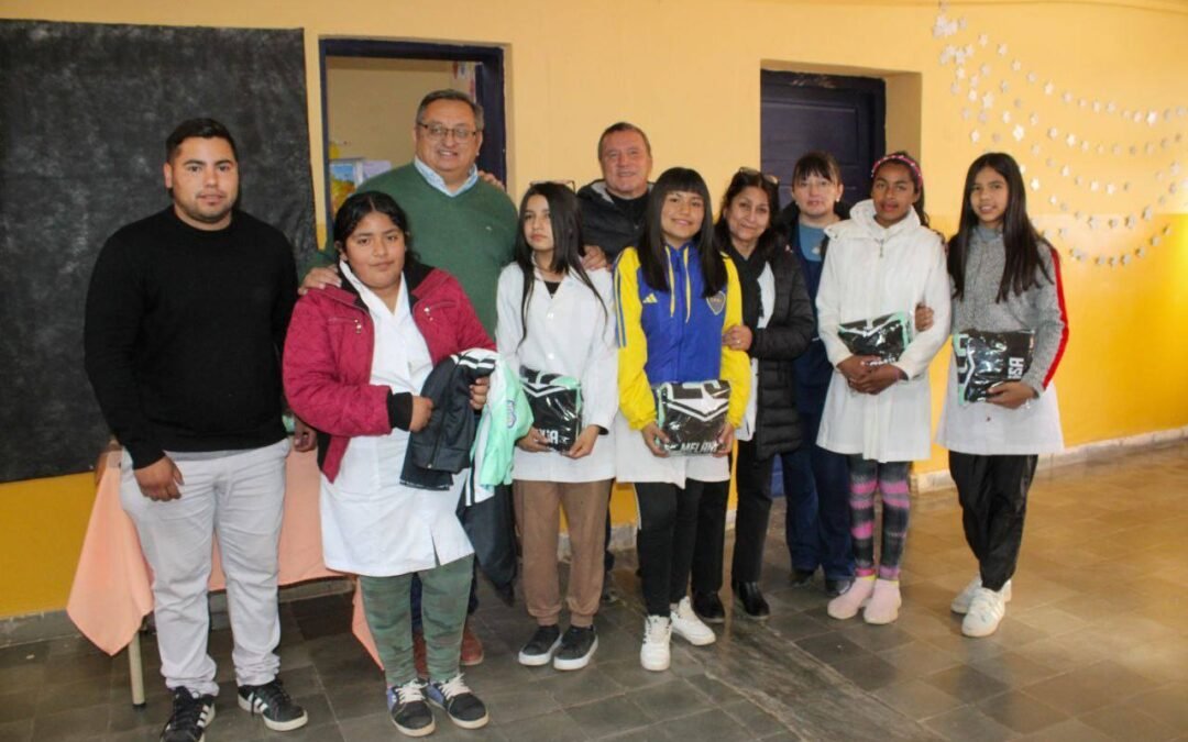 Tilimuqui: Entrega de indumentaria a estudiantes de la Escuela «Aldo Córdoba»